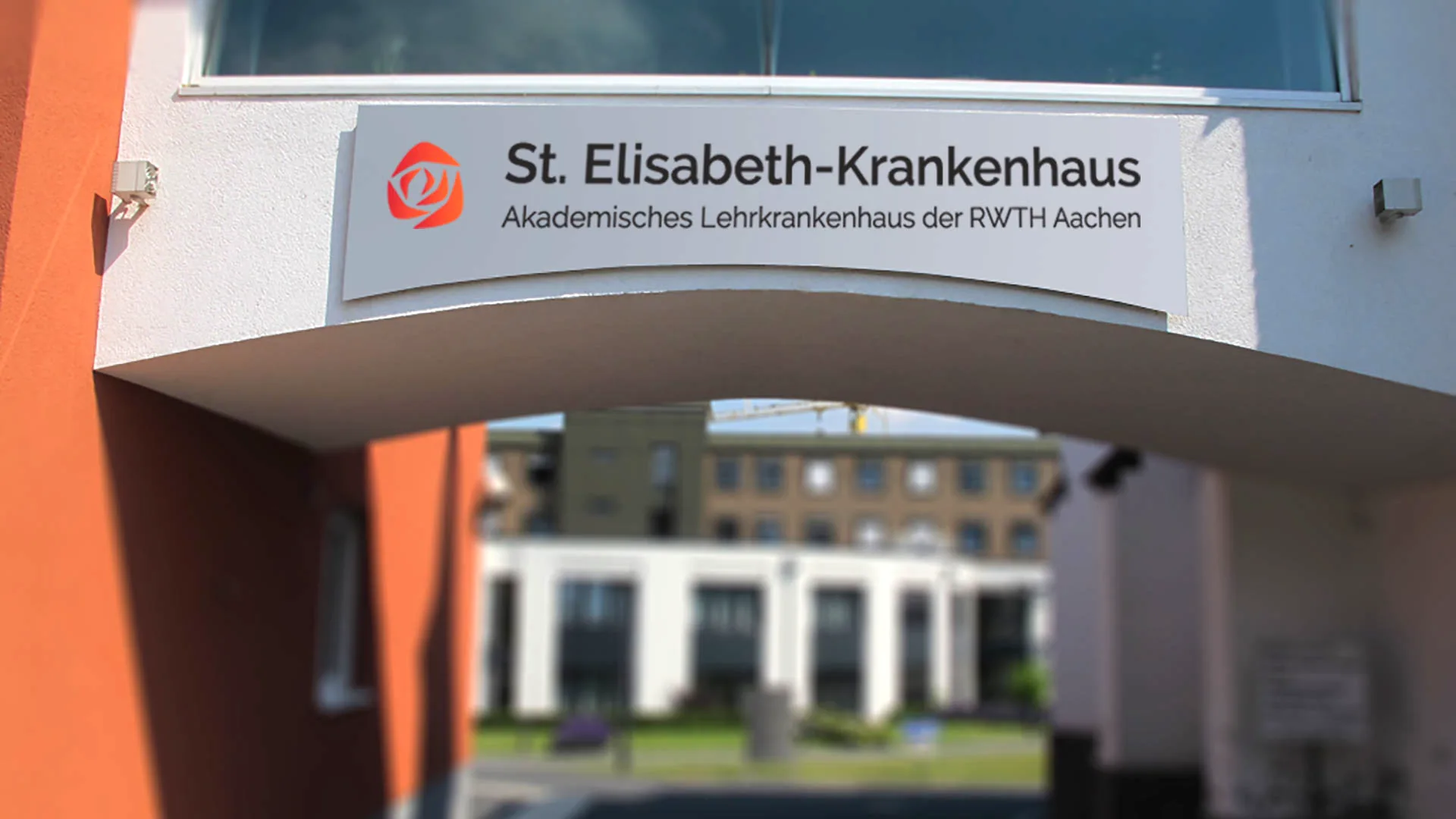 Einfahrt des St. Elisabeth-Krankenhauses Geilenkirchen mit Schild